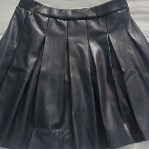 Pleated black faux leather skirt stretchy